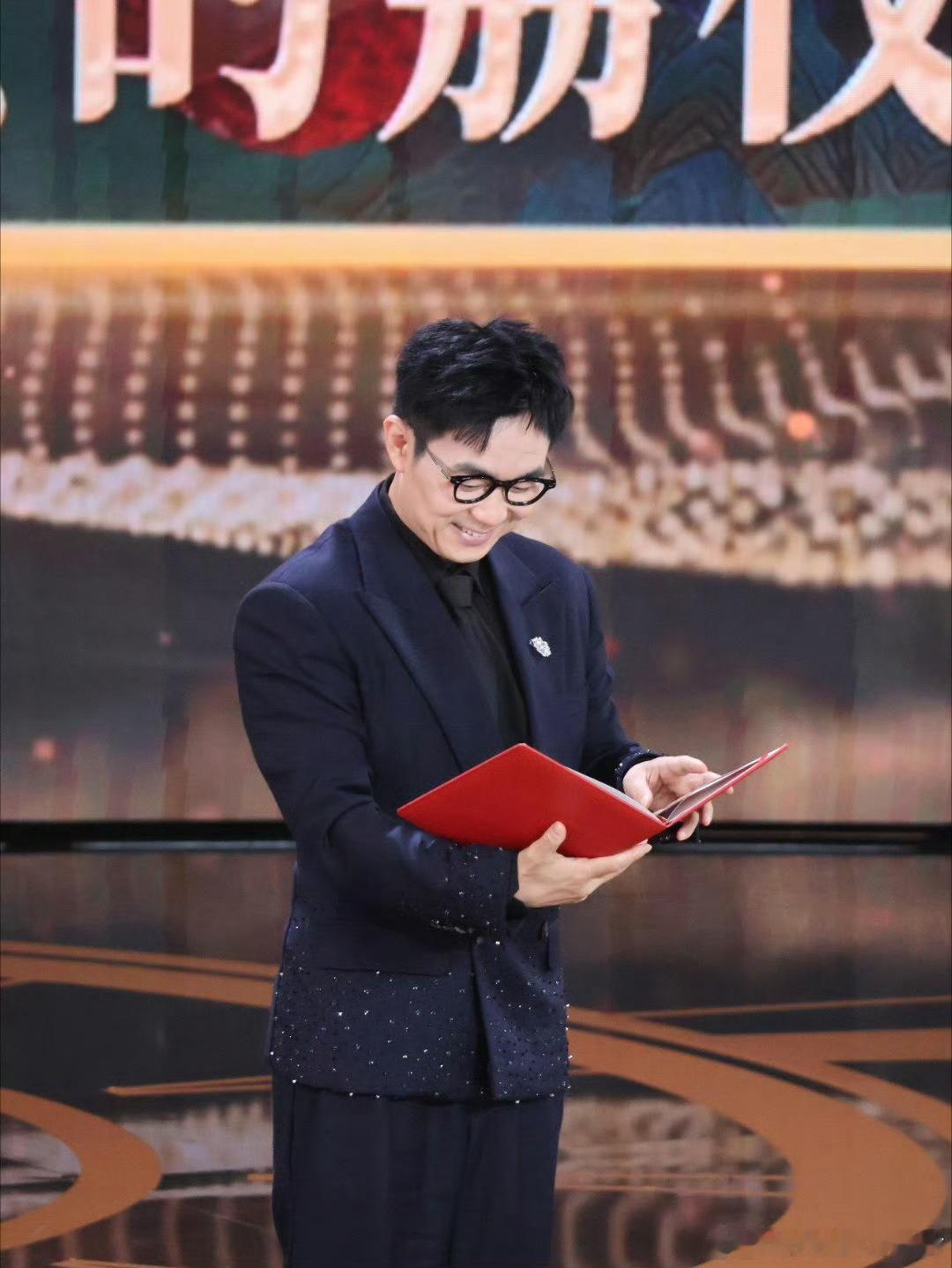 大鹏11年从新人导演成长为最佳导演大鹏获最受传媒关注导演编剧大鹏时隔11年重登颁