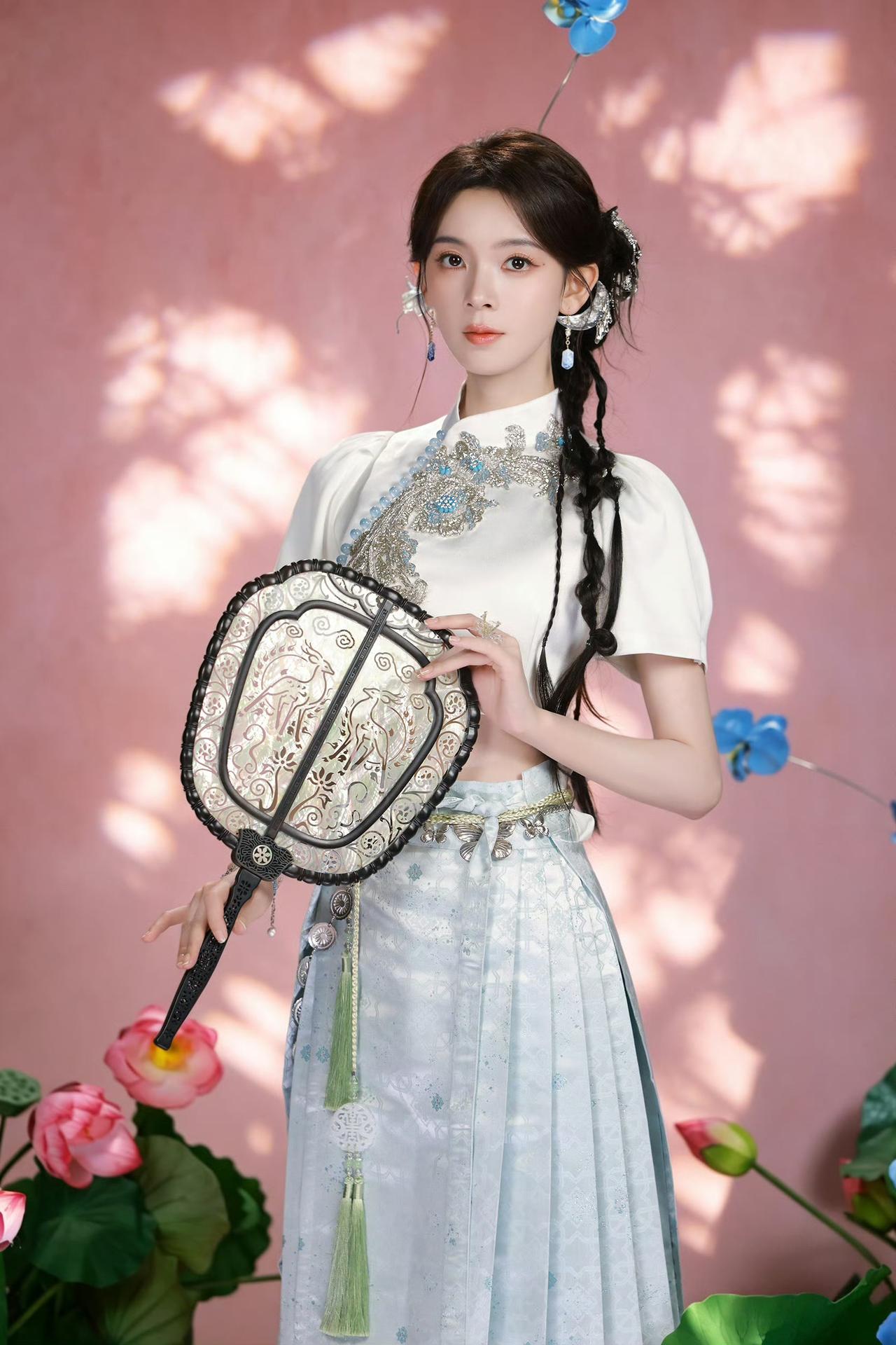 陈瑶｜新中式甜妹上线！把荷塘月色穿在身上，清冷感直接拉满🌸

当古典韵味遇上少