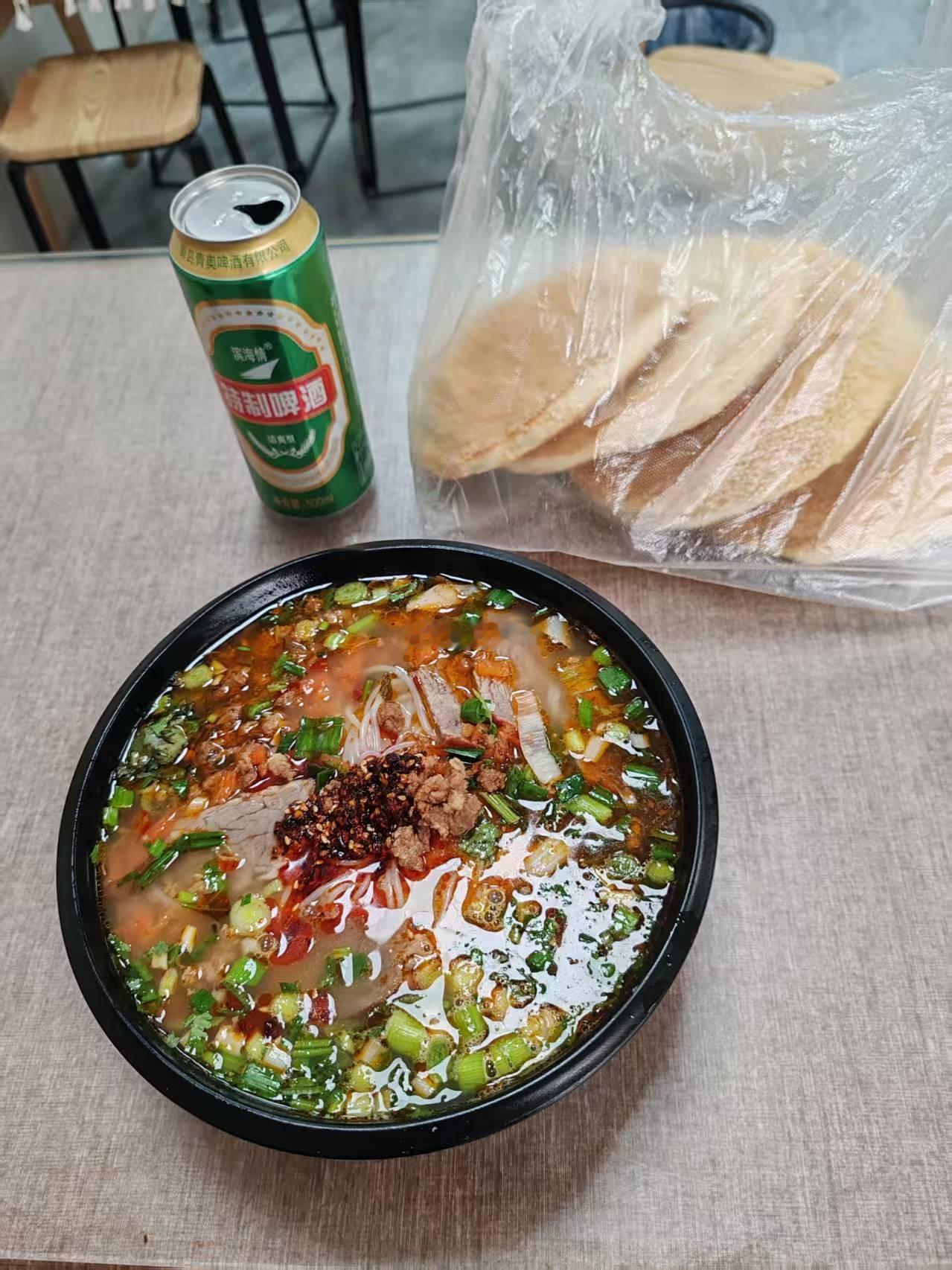 图1是我徐州的朋友，今天吃的一大份牛肉粉+4个当地烧饼+一瓶啤酒，总共20元。其
