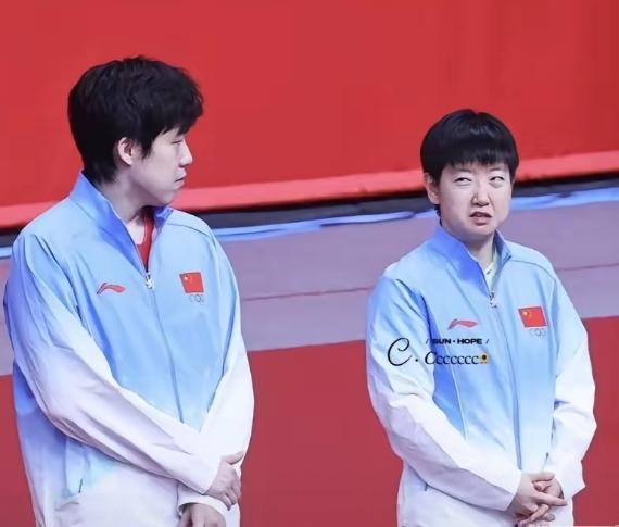 刷到这张图真的忍不住反复回看，画面氛围感直接拉满。

一边是滔滔不绝的孙颖莎，小