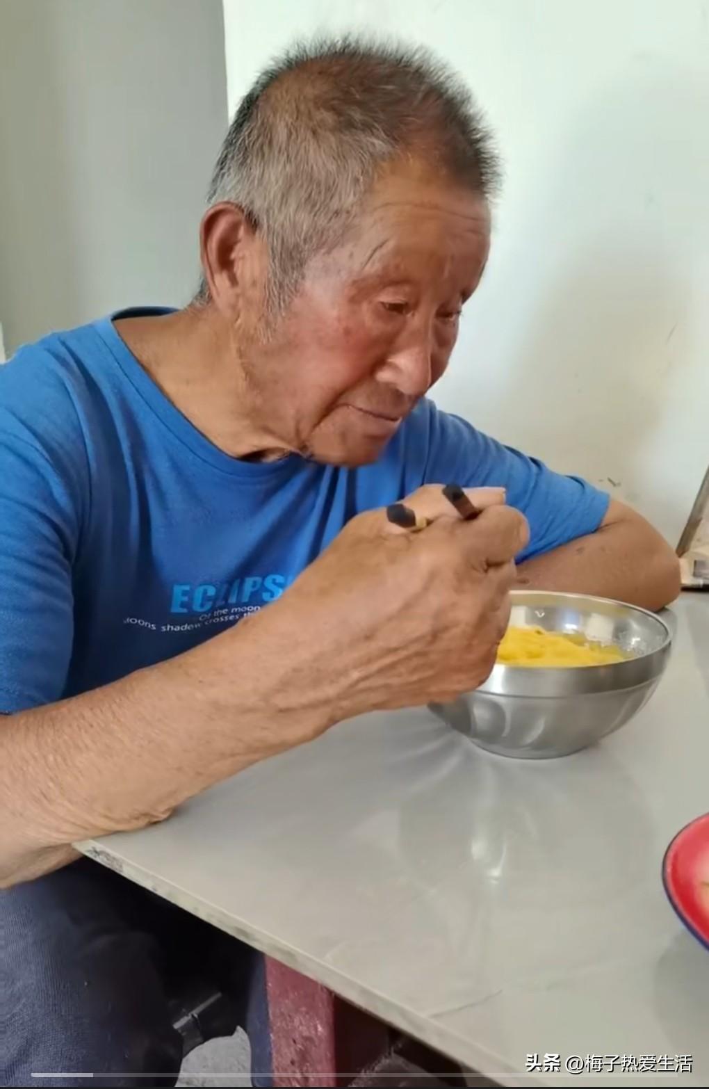 我是打不倒的小强，早上六点起床，赶到车站做7点10的大客车，时隔一个星期又回老家