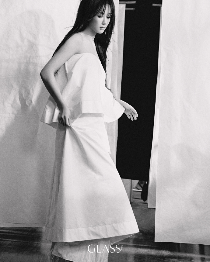 杨紫GLASS2026开年刊封面大片，光阴沉墨，纸以载道，很有艺术气息的一组图
