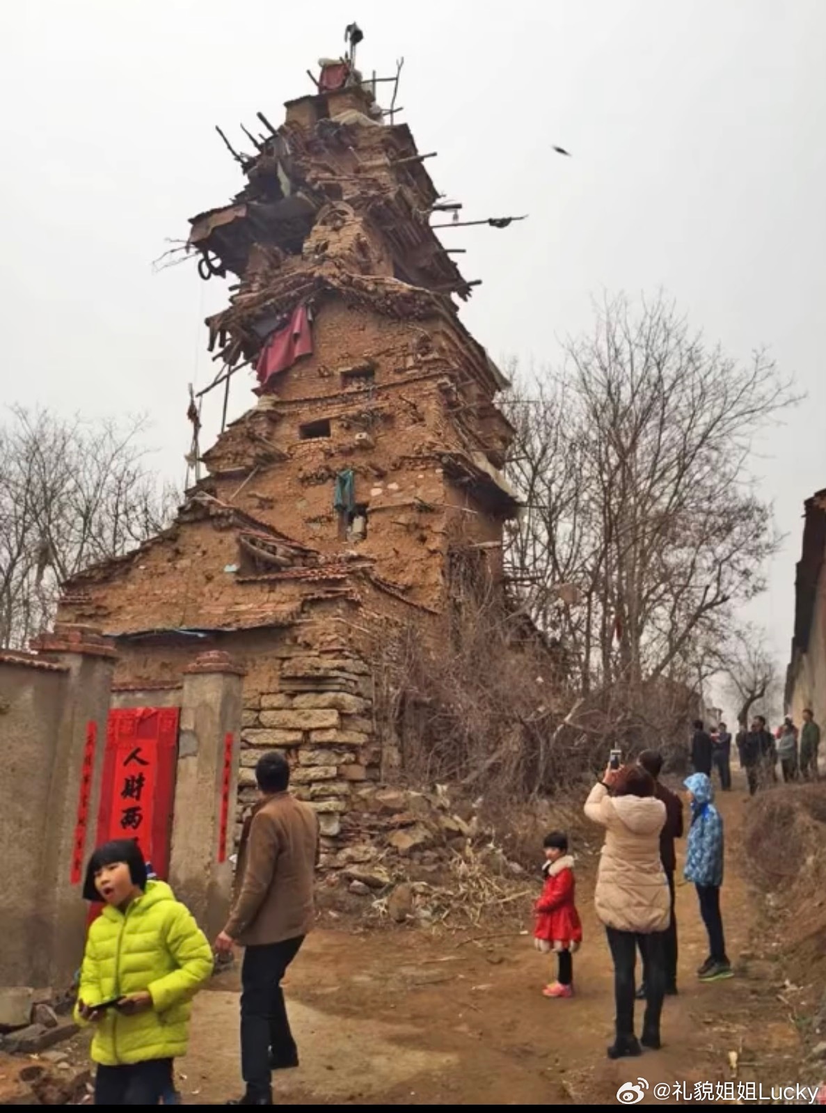 一位六旬智障老人用了五年时间为弟弟盖的七层土楼，让弟弟结婚用。可弟弟出去打工再也