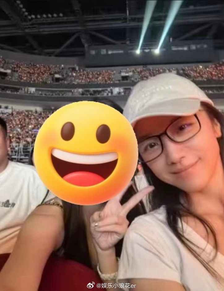 汤唯去看了王力宏演唱会 有网友在王力宏演唱会偶遇汤唯，还收获了签名！ ​​​