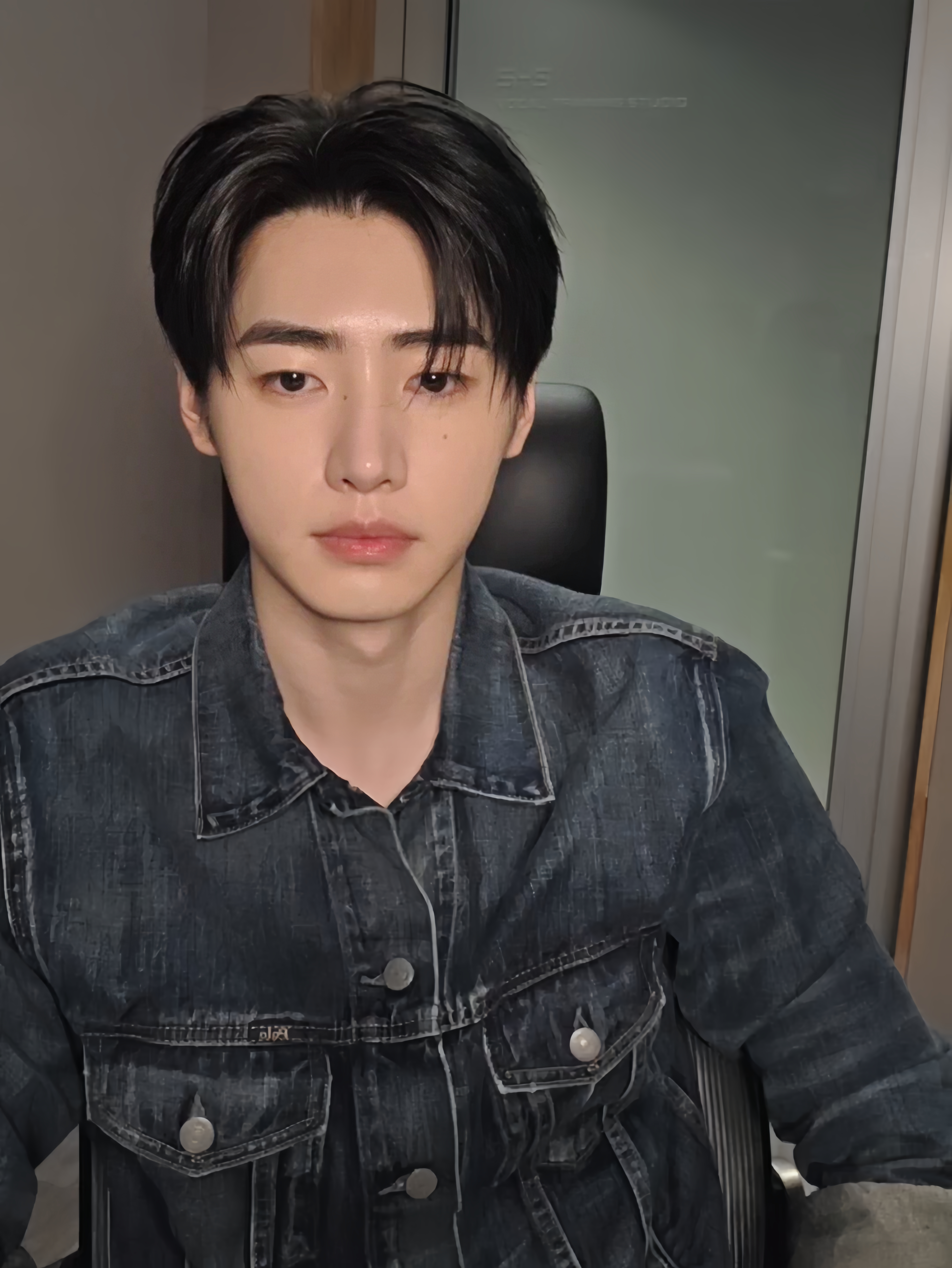 因为睫毛长长的也不上翘 所以总是显得好委屈哦🥺 ​​​