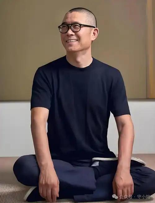 中国商界有一个人，十年之内敲了三次纳斯达克的钟。前两次敲钟前，他都被自己创办的公
