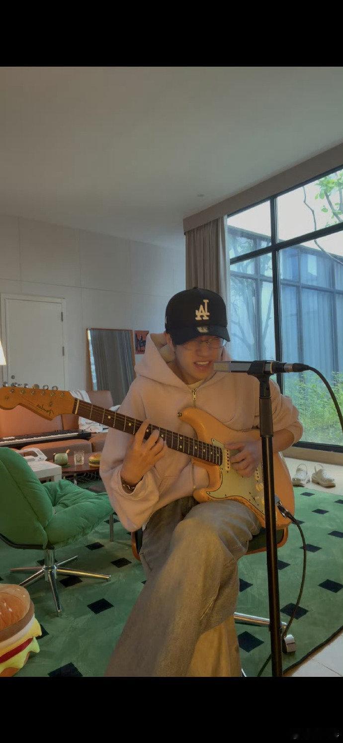 王一珩和你就可以无所谓王一珩李玄新歌氛围灯上线王一珩新歌氛围绝了！每一句歌词都像