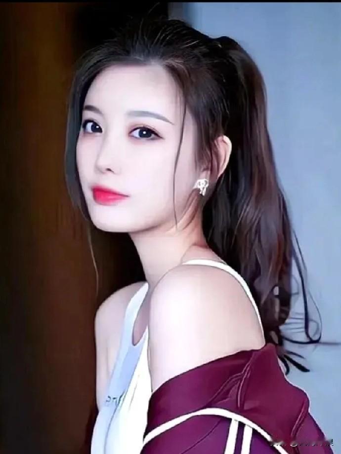 中国美学家如此评价模特杨晨晨！

这位美学家表示
杨晨晨
在小小的舞台上
放射了