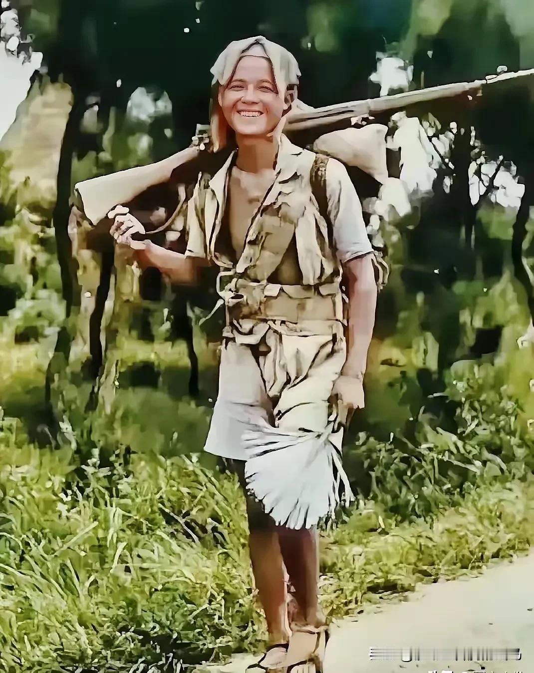 1945年9月，抗战胜利后，一名桂军icon小战士正在归家的途中。镜头下的他衣衫