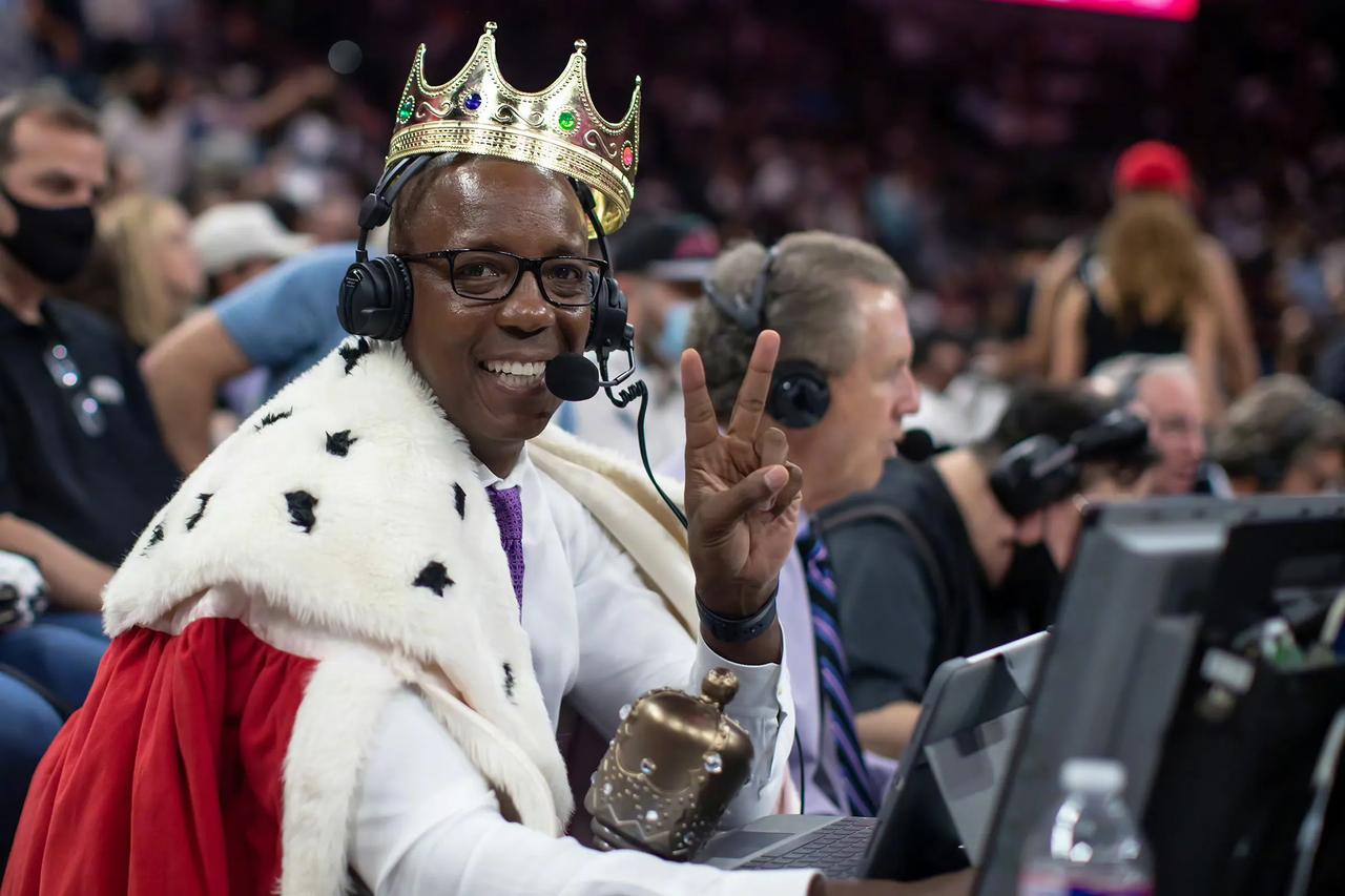 今天是马刺名宿肖恩-埃利奥特58岁的生日，让我们一起祝他生日快乐！