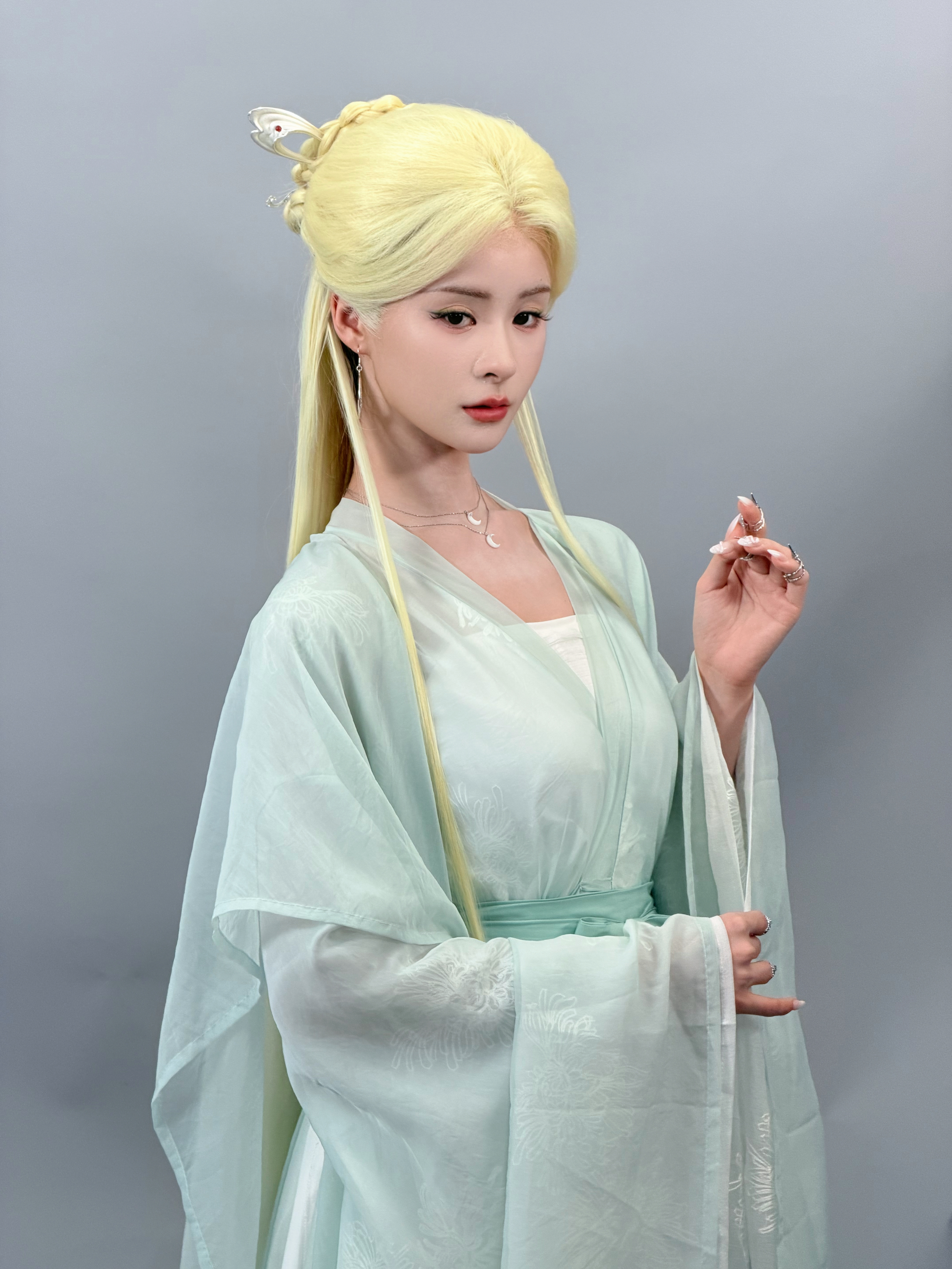 前两张是定妆pass掉的妆造 白衣尊嘟造型好喜欢～ 