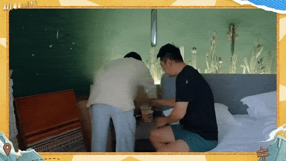 邵兵拉着马嘉祺到厕所换衣服 别人赶时间是往外冲，邵兵赶时间是先把弟弟的衣服换了再