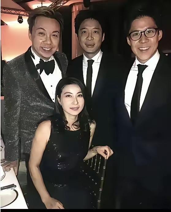 郭晶晶才是豪门圈的“清醒王者”！霍启刚曝光她每天6点准时起床做早餐，带着孩子下田