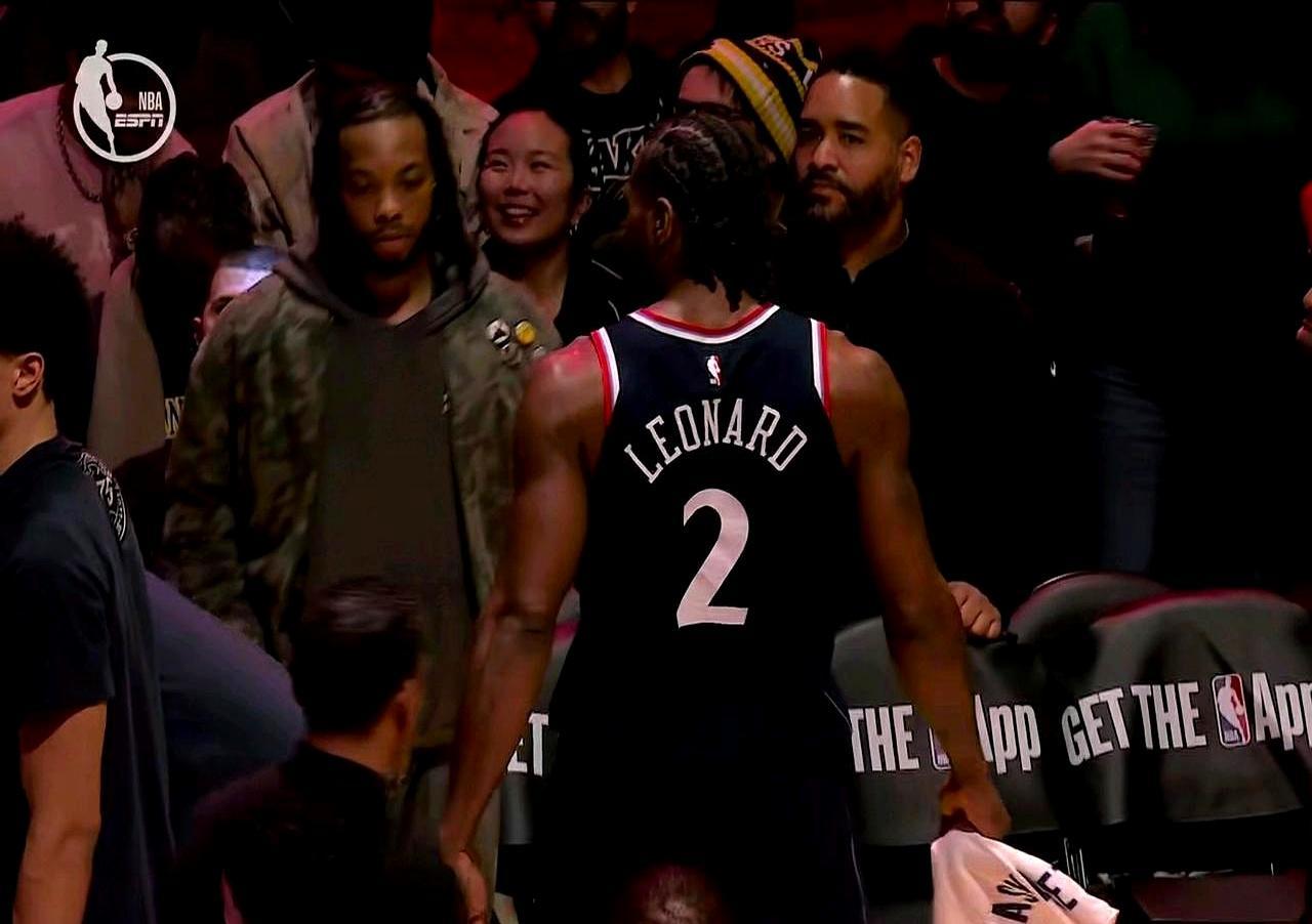 31分钟砍31分，第四节剩5分钟，他直接走回了更衣室。
 
场上没了主心骨，眼睁