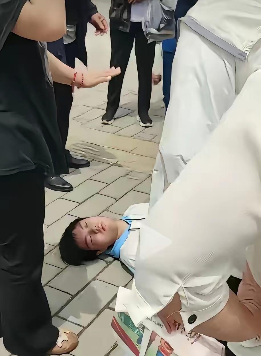 图个啥？ 6月9日下午，一名高考生 考完最后一科，一时冲动尝试后空翻庆祝，坚硬路