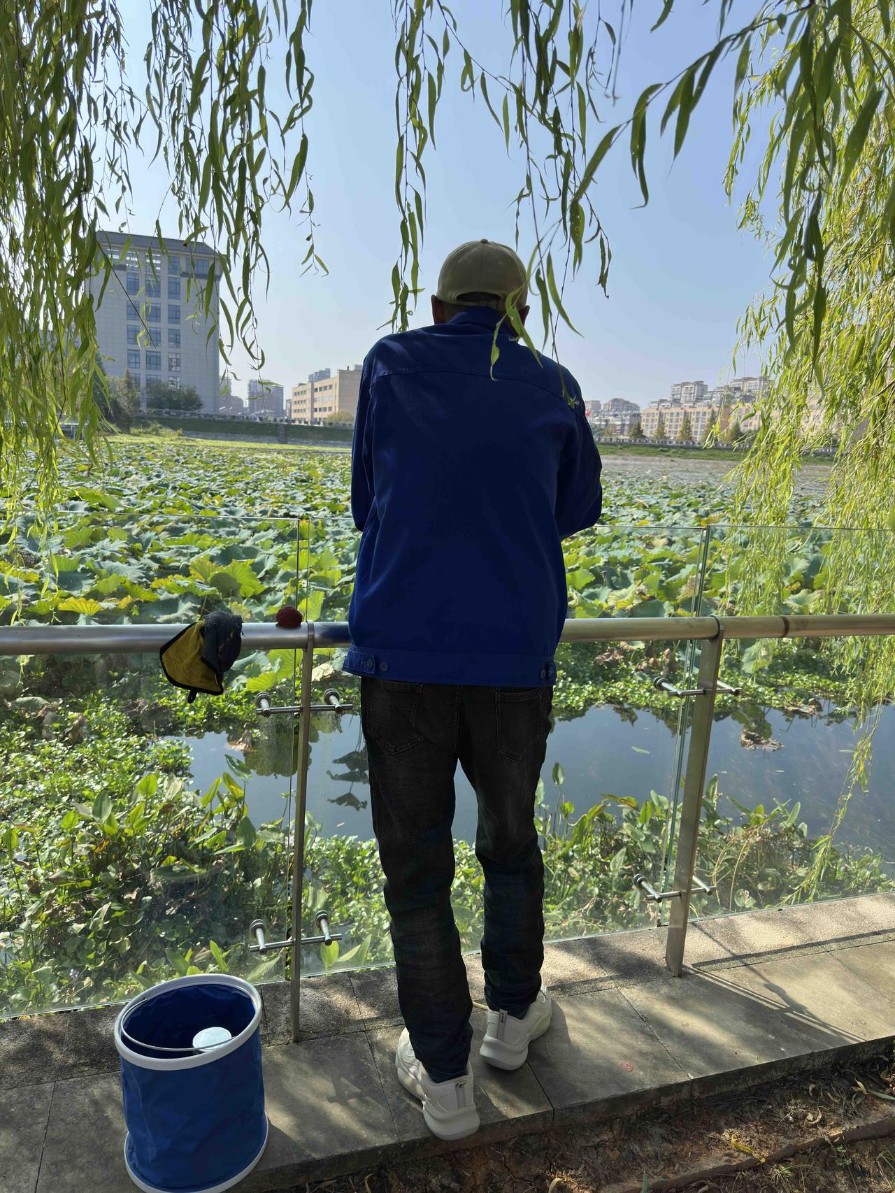 大中午的在这钓鱼，太阳很晒有点闷热，居然钓到了一条小小的太阳鱼，就是那种鱼鳞五彩
