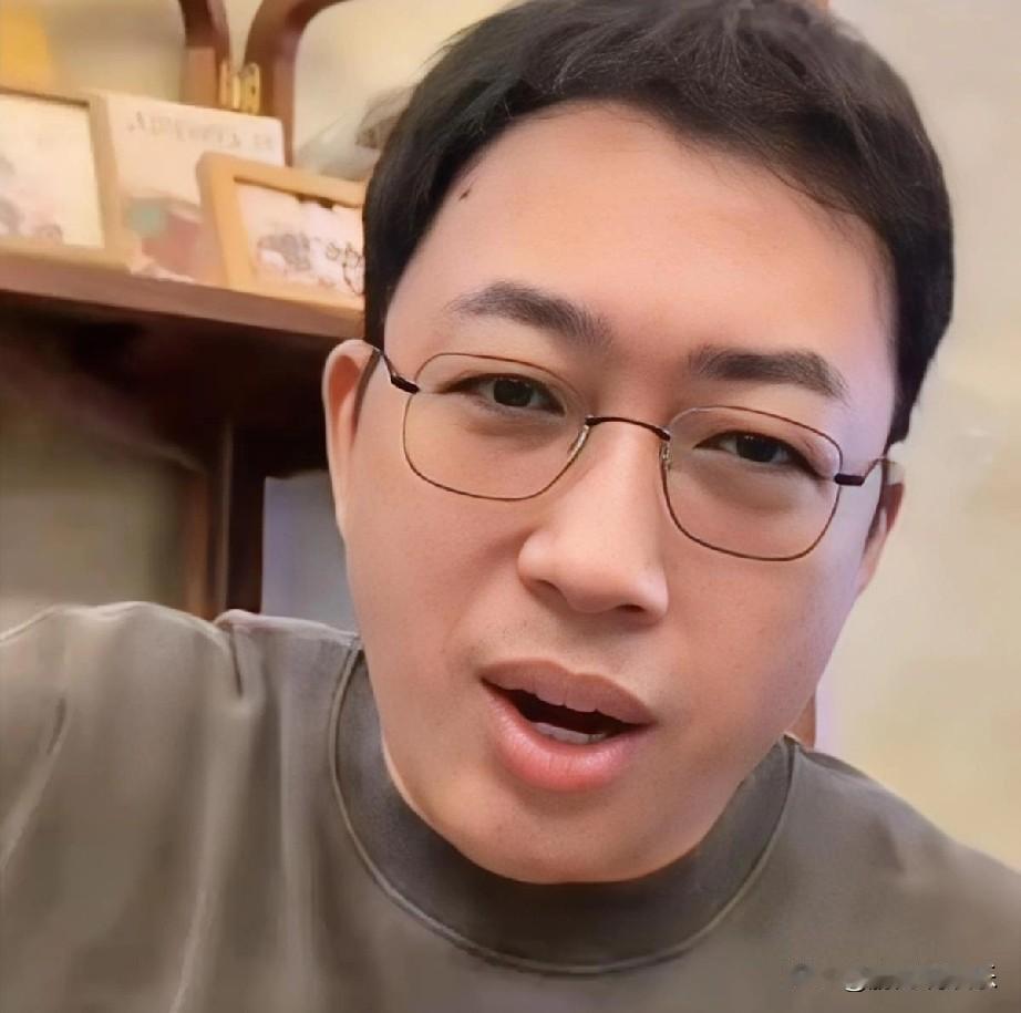 于正直播回应王家卫录音事件，透露年轻时被打压的经历，却引来网友质疑其言行反复无常