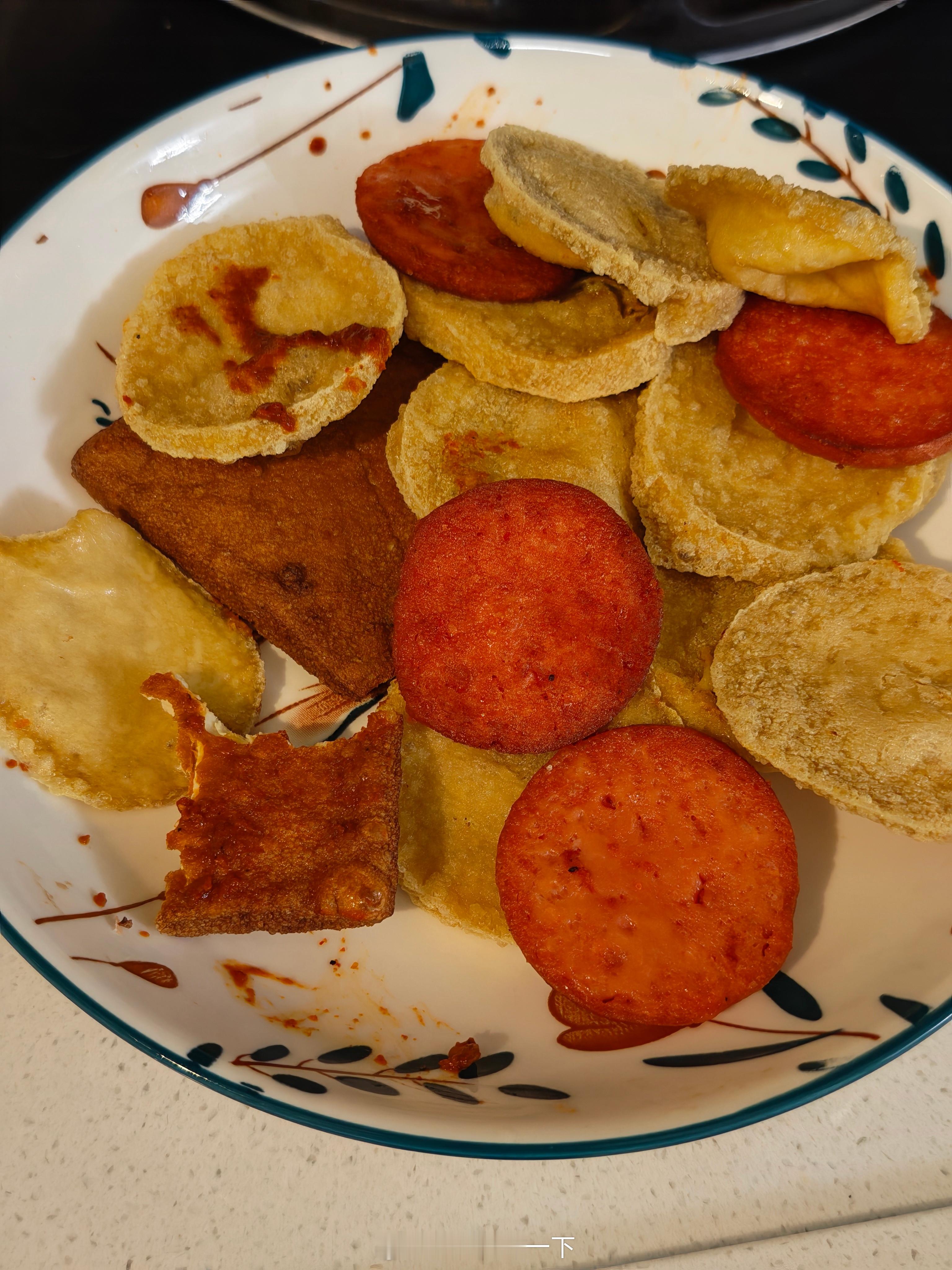 晚安朋友们，今晚自己炸了点素鸡火腿肠和酱干，刷个酱太香了