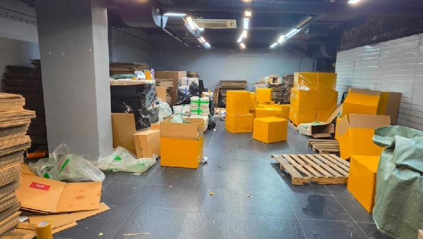 香港海关（8日）于北角进行反私烟行动，成功捣破一个私烟储存及包装仓库，共检获约1