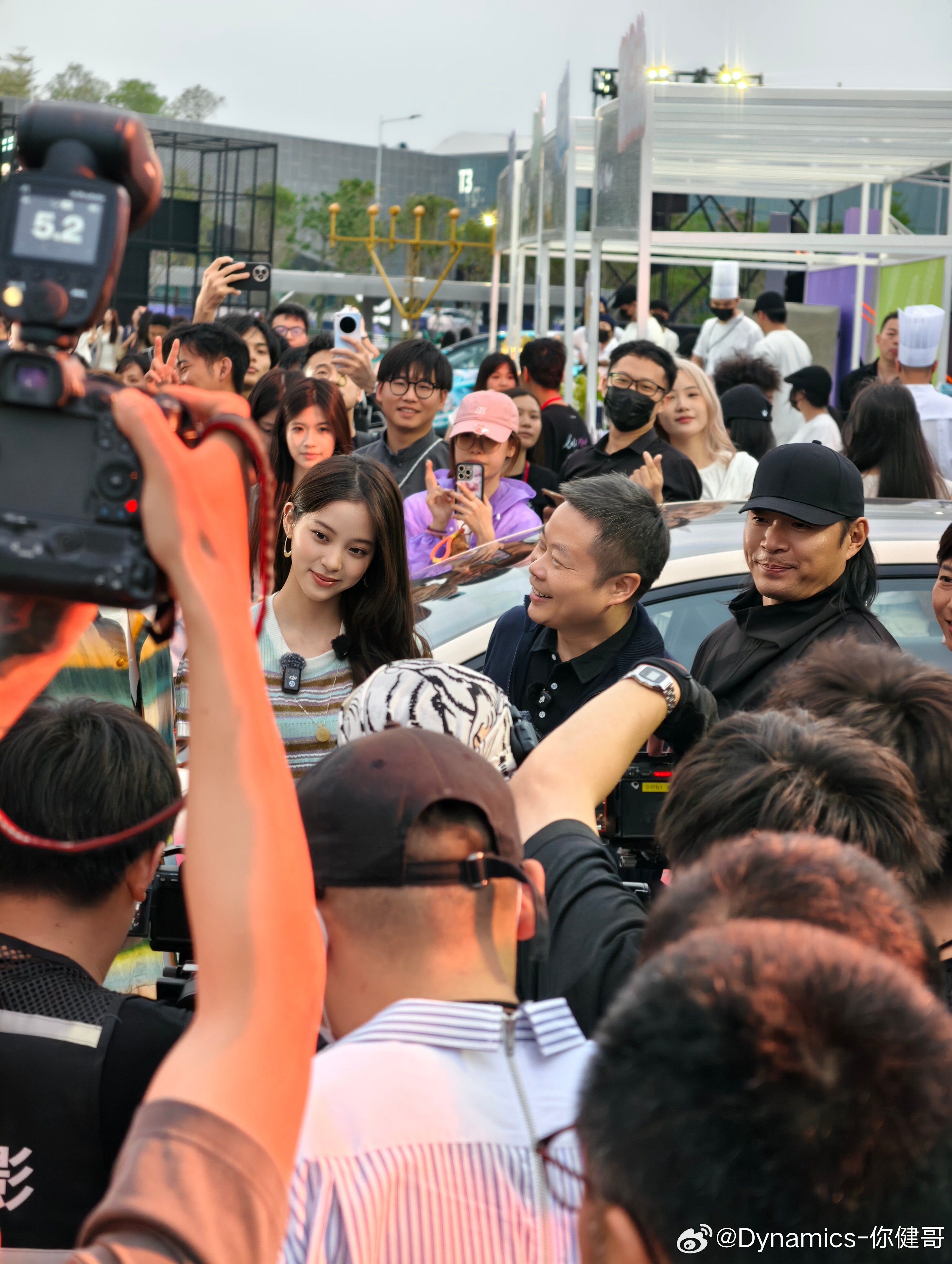 何代表这个老杆子，今天看起来也年轻了一把。不知道这个精神头是NaNa带来的还是M