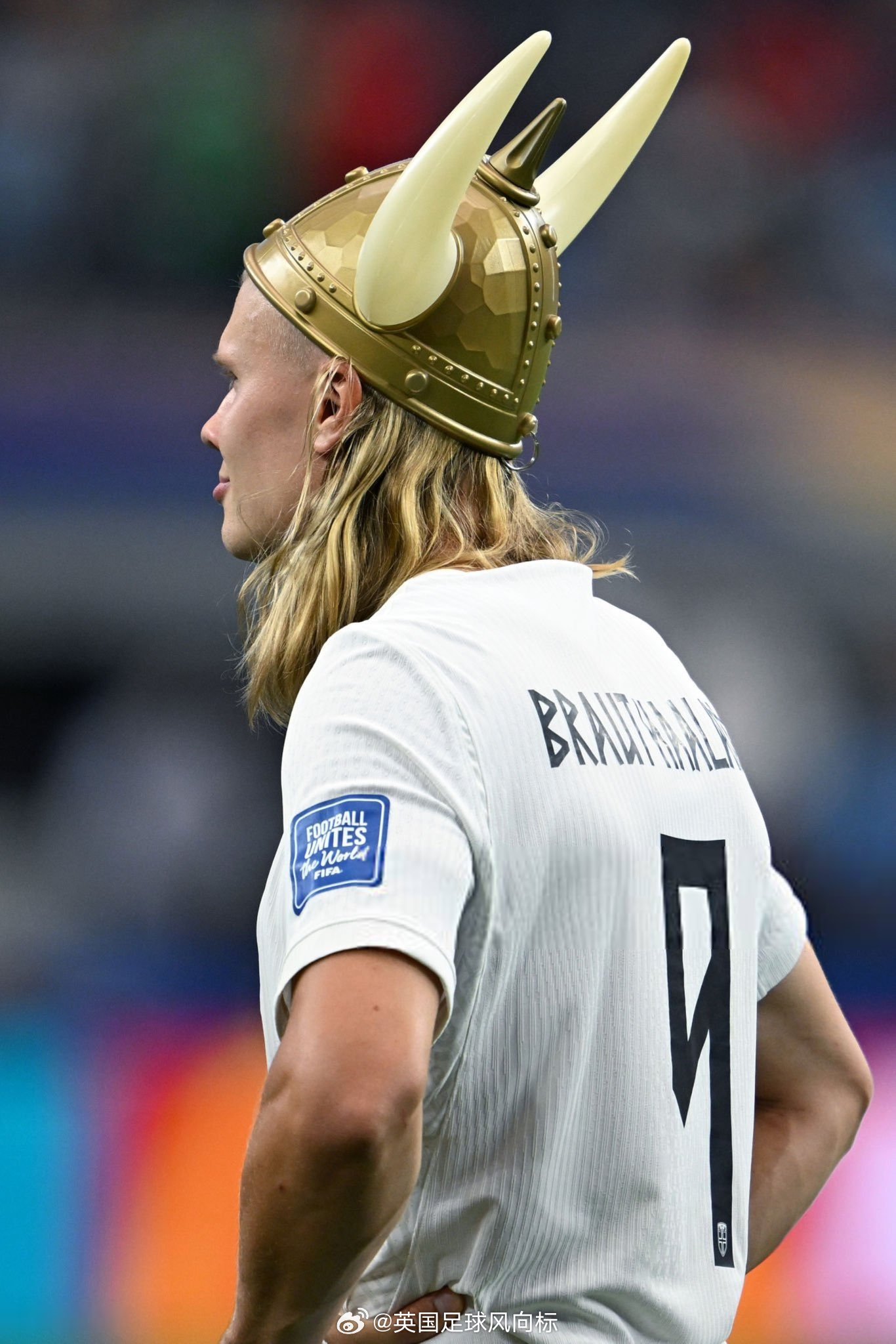 世界杯32强战，科特迪瓦1比2挪威，赛后戴上“牛角战盔”的哈兰德，心情不错！世界