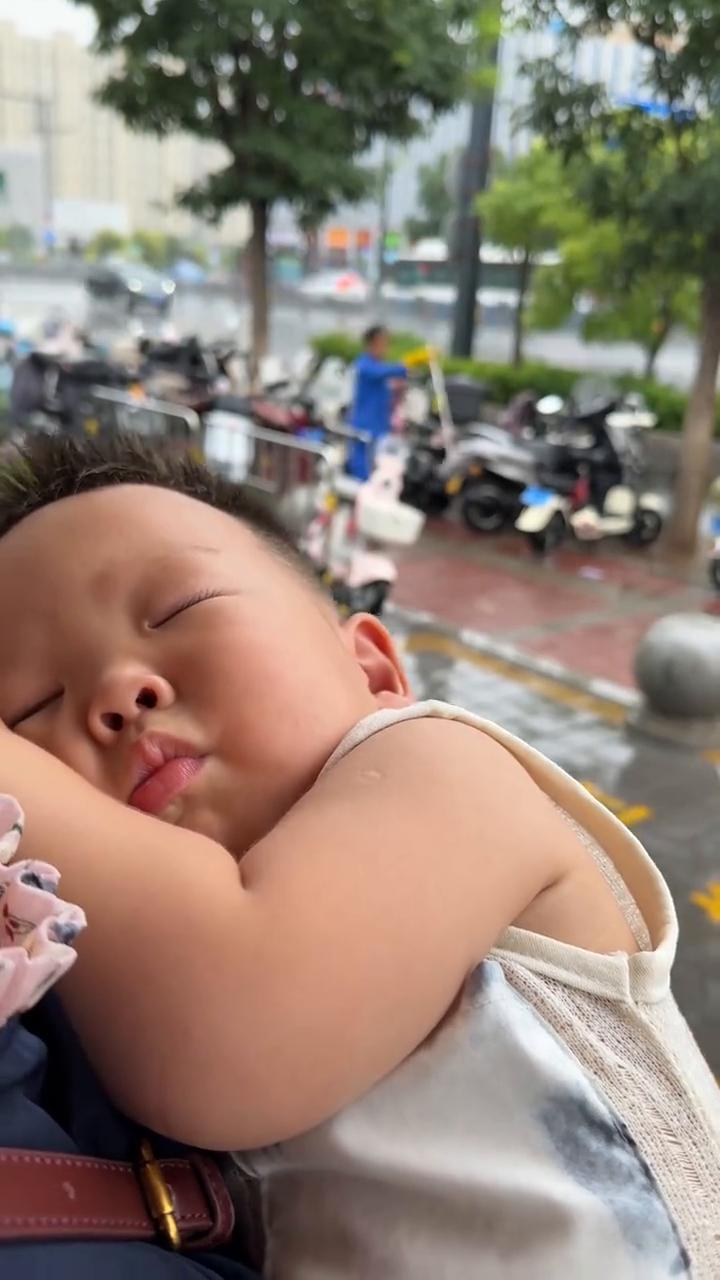 挖挖掘机。