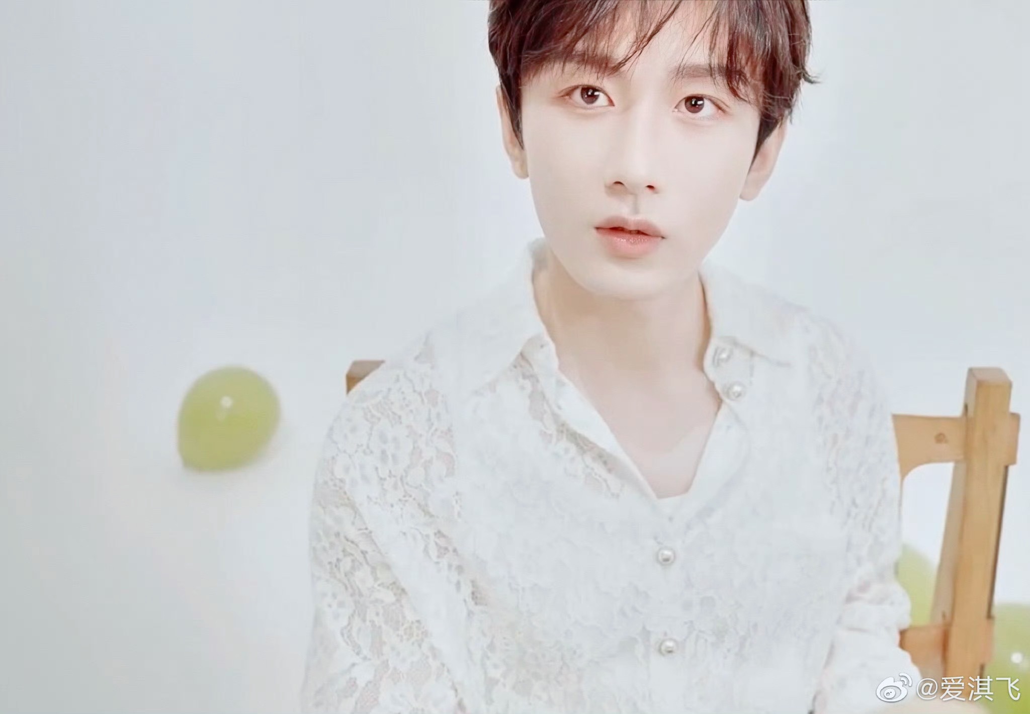 能不能就穿这件深v白色透视衬衫直播呀