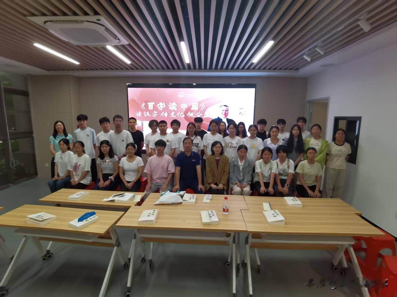 珠光新城御景社区开展“百字读中国”阅读公益活动
 
5月16日下午，六运志愿驿站