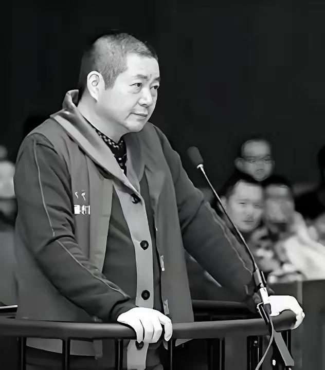 杭州铁笼沉尸案的卷宗里，有一个足以撕裂常人认知的细节：当庭审现场播放受害人像胎儿