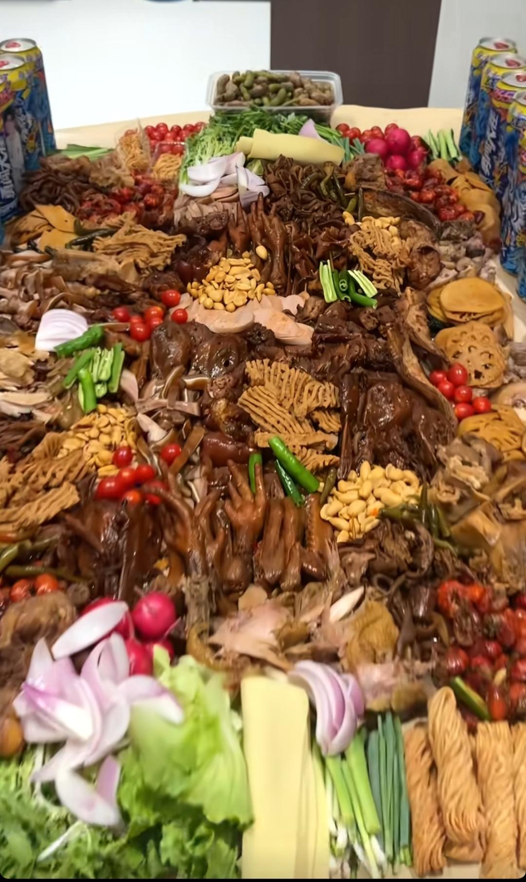 这张图片真是一个丰盛的野餐准备！这是什么菜系？标准的南方菜还是北方菜？够几个人吃