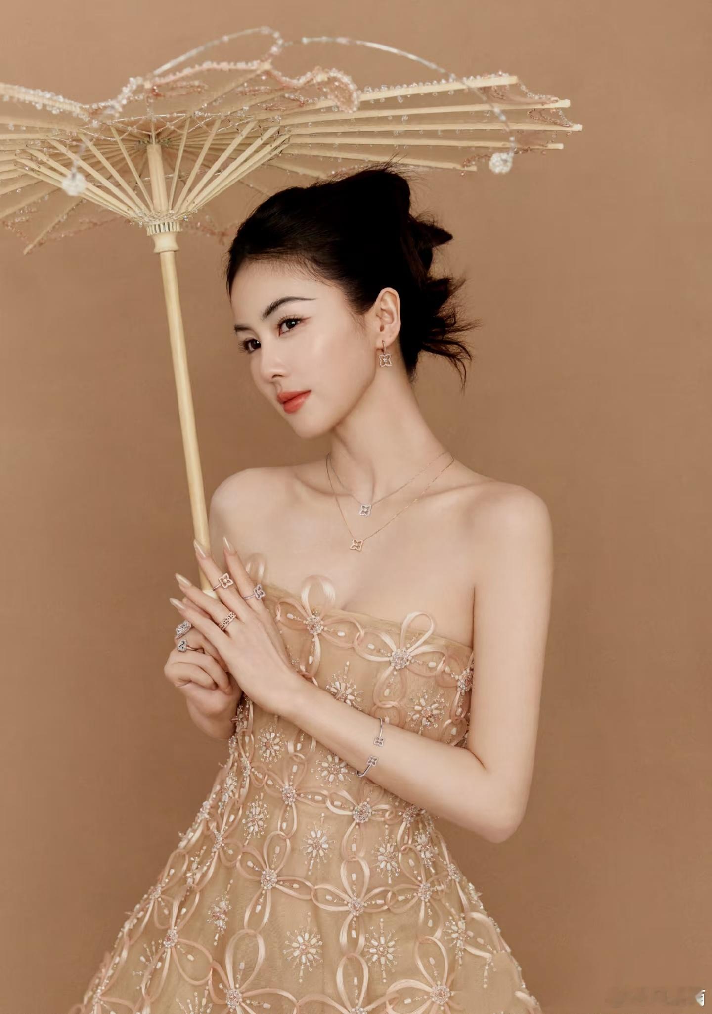 白鹿化妆杨单发型张凡白鹿费加罗五月刊封面释出，这次妆发确实在线。化妆杨单、发型张