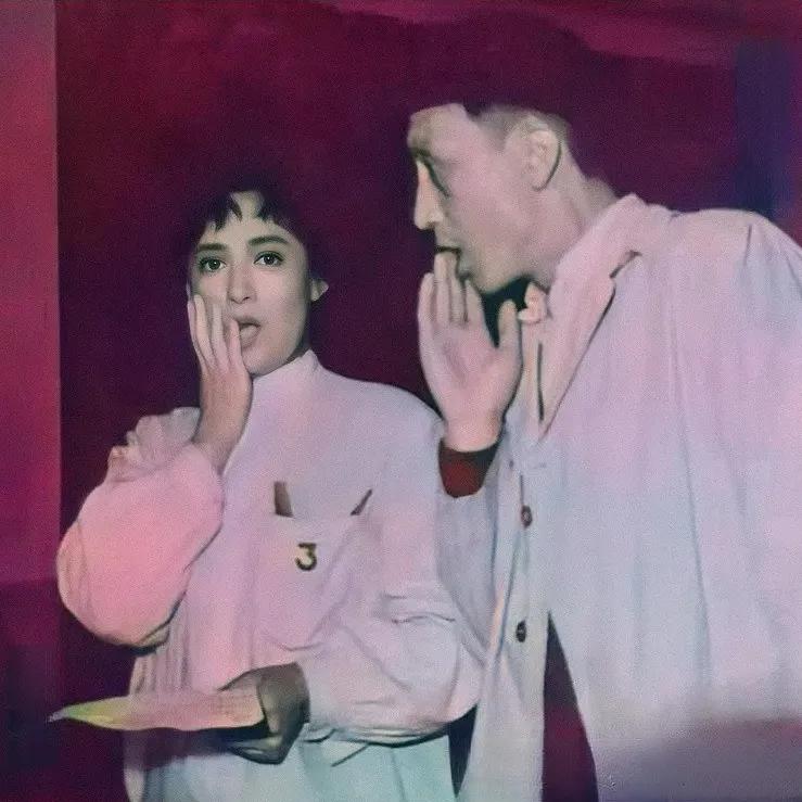 电影《女理发师》工作照，导演丁然给演员说戏，丹凤学导演学得惟妙惟肖，从手势 眼神