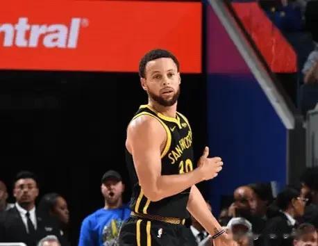 里程碑！库里中投命中，本场得到26分，职业生涯得分超过22000分！

NBA常