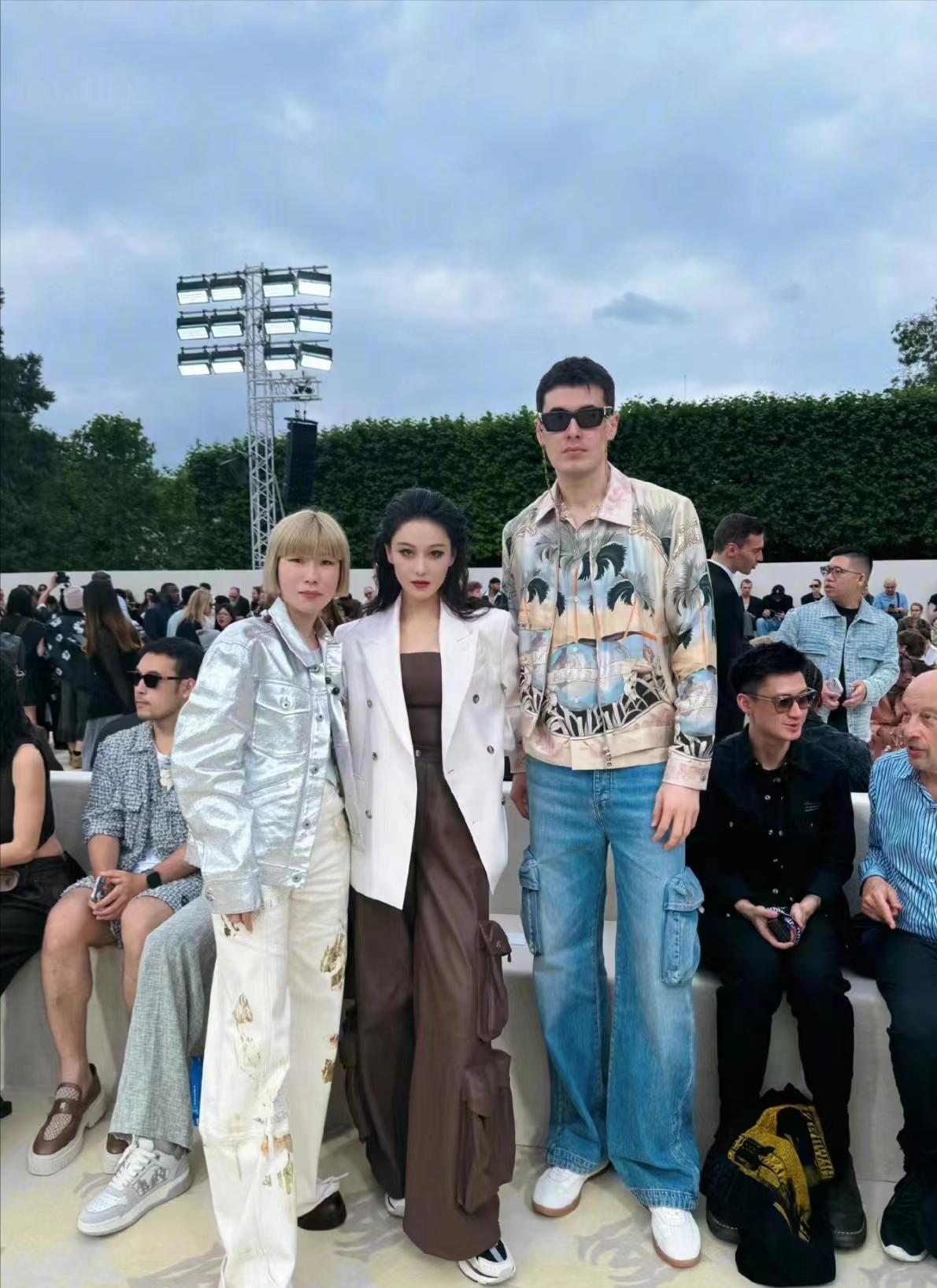 阿不都沙拉木晒与张馨予合照，两个人都是颜值扛把子，阿不非常享受在娱乐时尚圈的活动