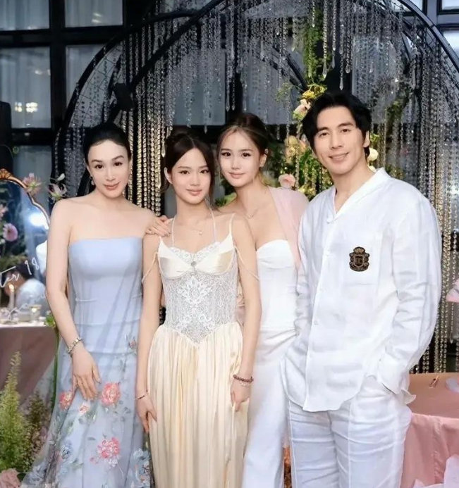 优雅迷人的钟丽缇钟丽缇今年56岁，而张伦硕44岁，他们的年龄差异显著。钟丽缇的三
