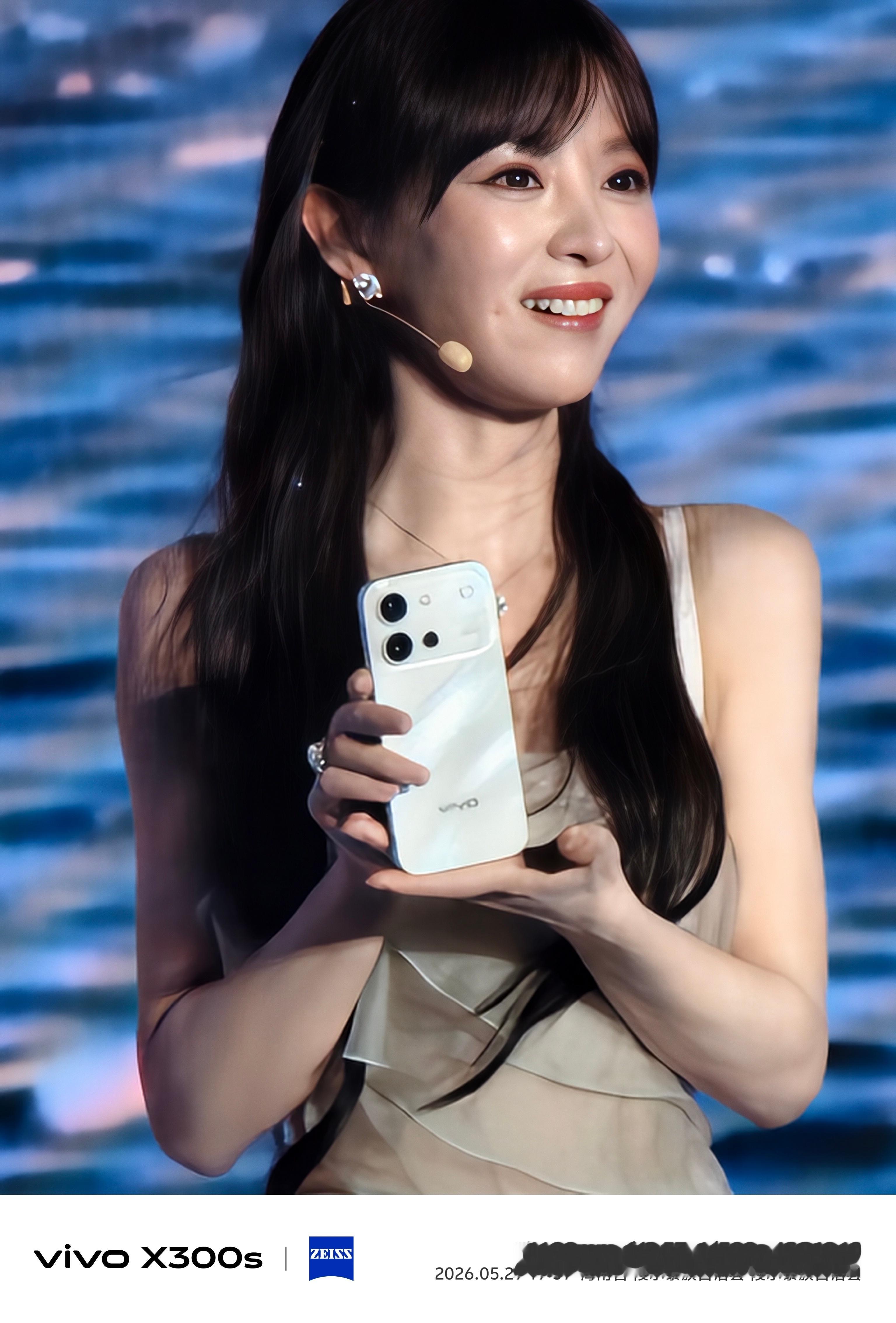 田曦薇来啦，好美，今天vivo S60发布会现场也好美，在美丽的海边开发布会，舞