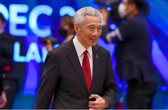 李显龙表示，真正的新加坡人要认清一个事实，新加坡不是华人国家，只是华人占多数而已