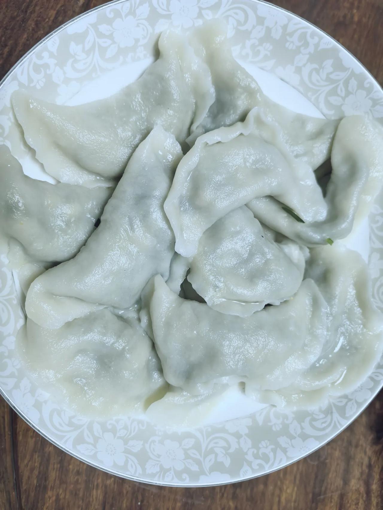 好吃不过饺子

上午包的韭菜鸡蛋馅饺子，公公婆婆、我和老公、小叔子五个人包了两排