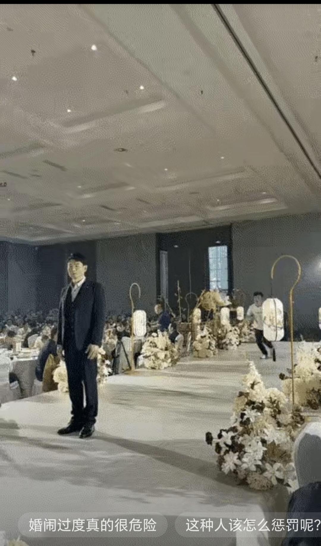 “婚礼现场，朋友从背后助跑想骑到新郎头上！”结果把人按倒在地，网友怒了：这种朋友