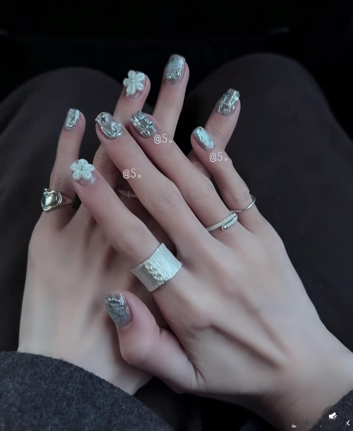 宝宝们 我要去做美甲 能不能帮我选一款呀💅🩶 