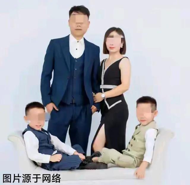 这是多么让人羡慕的一张合家欢照片。却被突如其来的一场车祸撕得粉碎！妻子和一对双胞