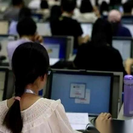 一条“广东高考要用AI批卷”的消息，在家长群里炸开，只用了一秒。
手机在桌上嗡嗡
