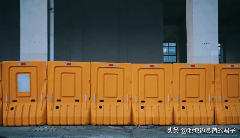 男子犯困开智驾连撞30米水马 3月5日晚武汉绕城高速上出大事了！司机谢某犯困竟开