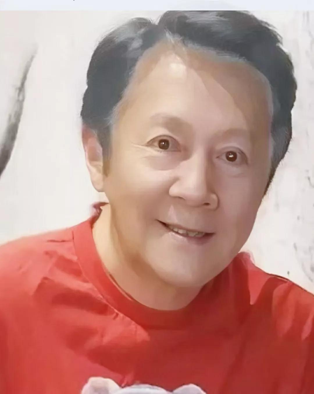 眼前这位，竟是歌手蔡国庆，简直令人难以置信。
想当年，他以一曲《三百六十五个祝福