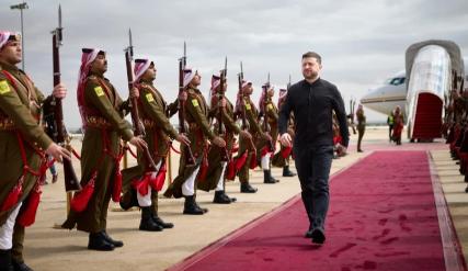 乌克兰准备拯救世界，据乌媒消息，泽连斯基已经宣布，他准备帮美国一把，确保“解开霍