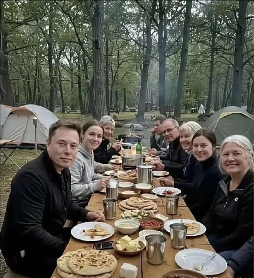 前两天刷到马斯克和他团队聚餐的照片，差点没把我给看懵了。

这是世界首富的饭局？