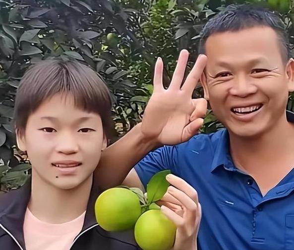 冠军爸爸盖房：
质量不过关，冠军也住危房！


他蹲在工地数钢筋，
手机定时拍照