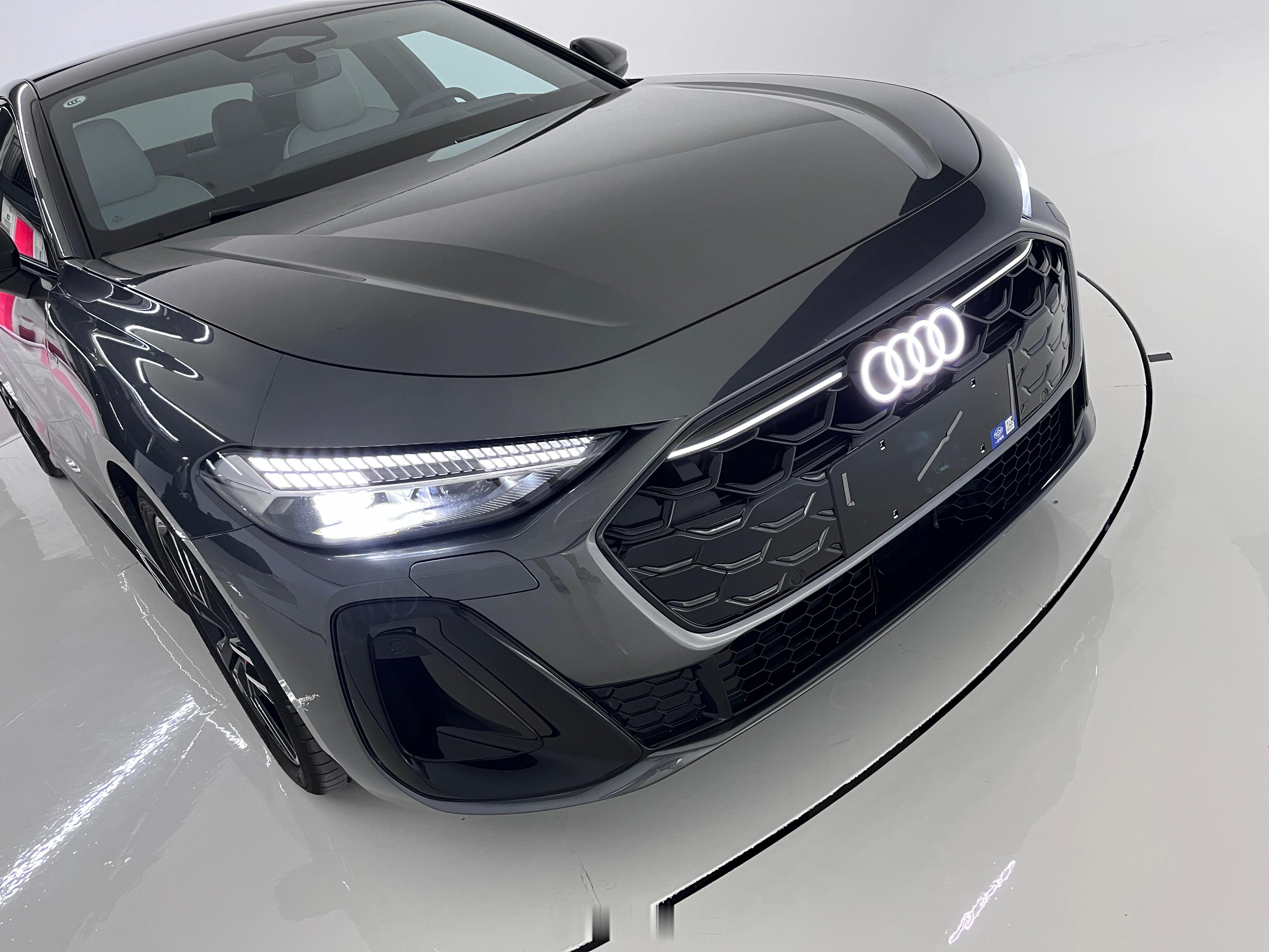 原来家里有S3我宁愿走路都不喜欢开，但今天这个A5还是L确实开着很挑逗你，一步步