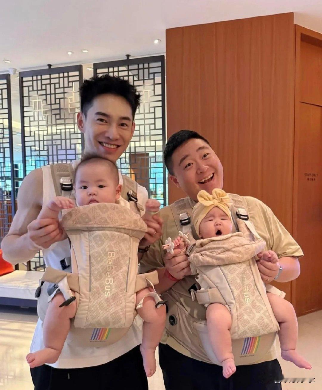 郝劭文带未满半岁的女儿去游泳，女儿和他长得很像，脸圆嘟嘟的，非常可爱！[福][耶