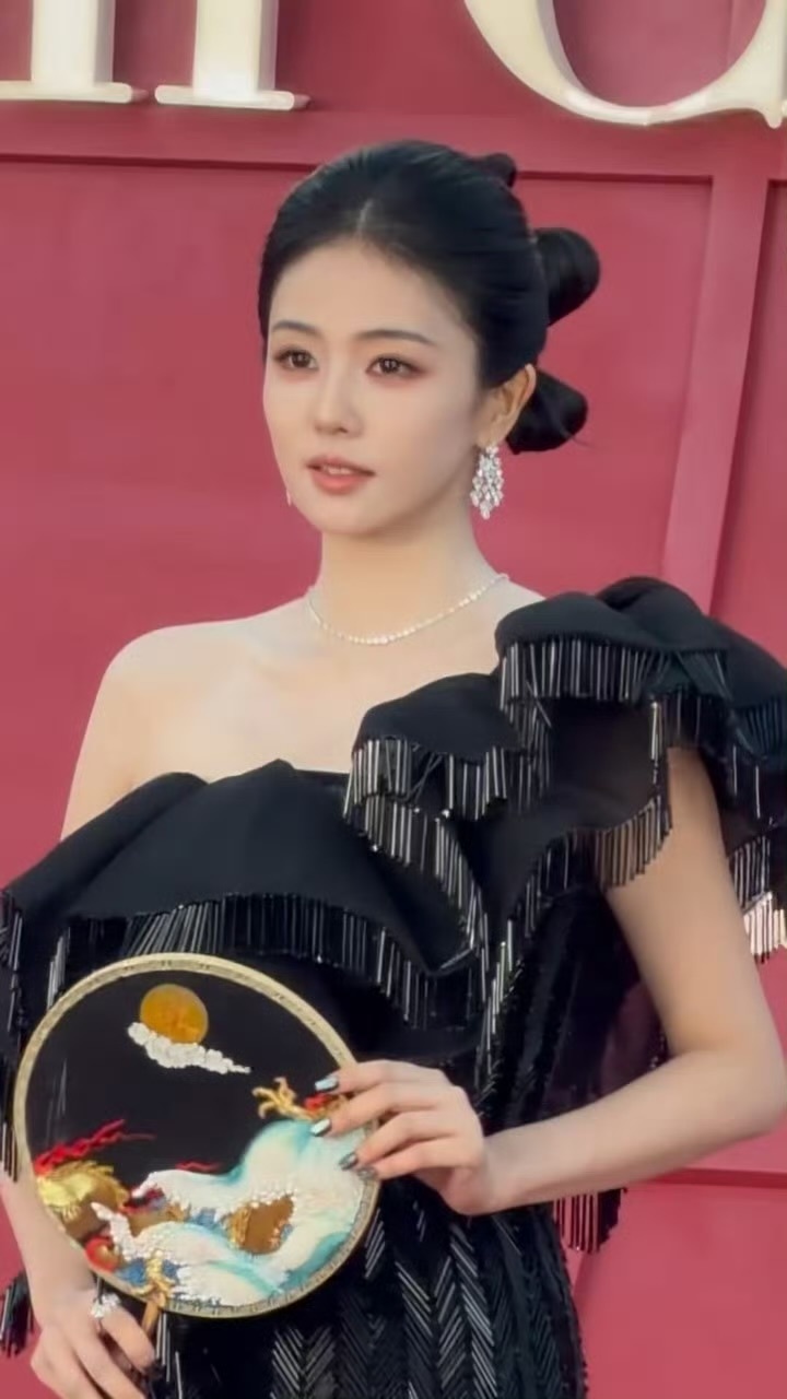 白鹿开毯演员白鹿以 "开毯嘉宾"身份为时尚芭莎年度盛典拉开红毯序幕，一身玄墨色斜